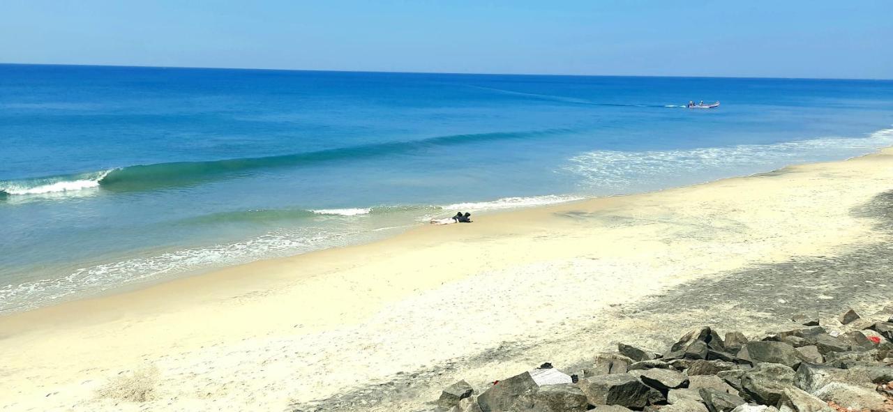 Blue Water Beach Resort Varkala Buitenkant foto