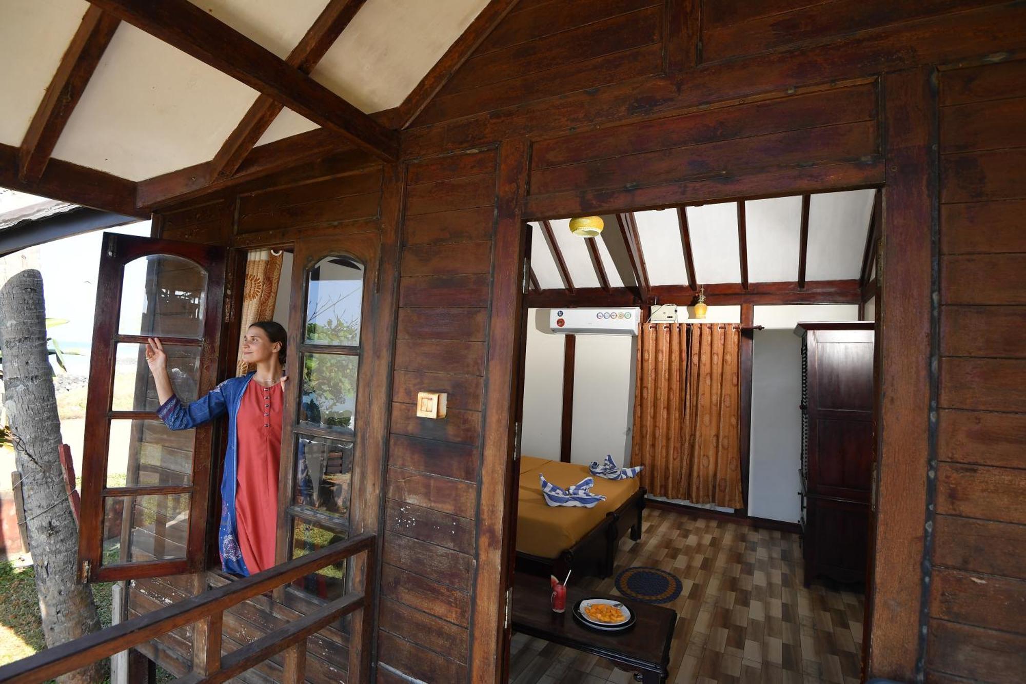 Blue Water Beach Resort Varkala Buitenkant foto